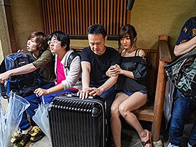 寝取られ子作り旅行 僕と妻の赤ちゃんを授かるために排卵日を狙って旅行に来たら、男子大学生たちに妻が寝取られて中出しされまくった 大槻ひびき　サンプル画像02